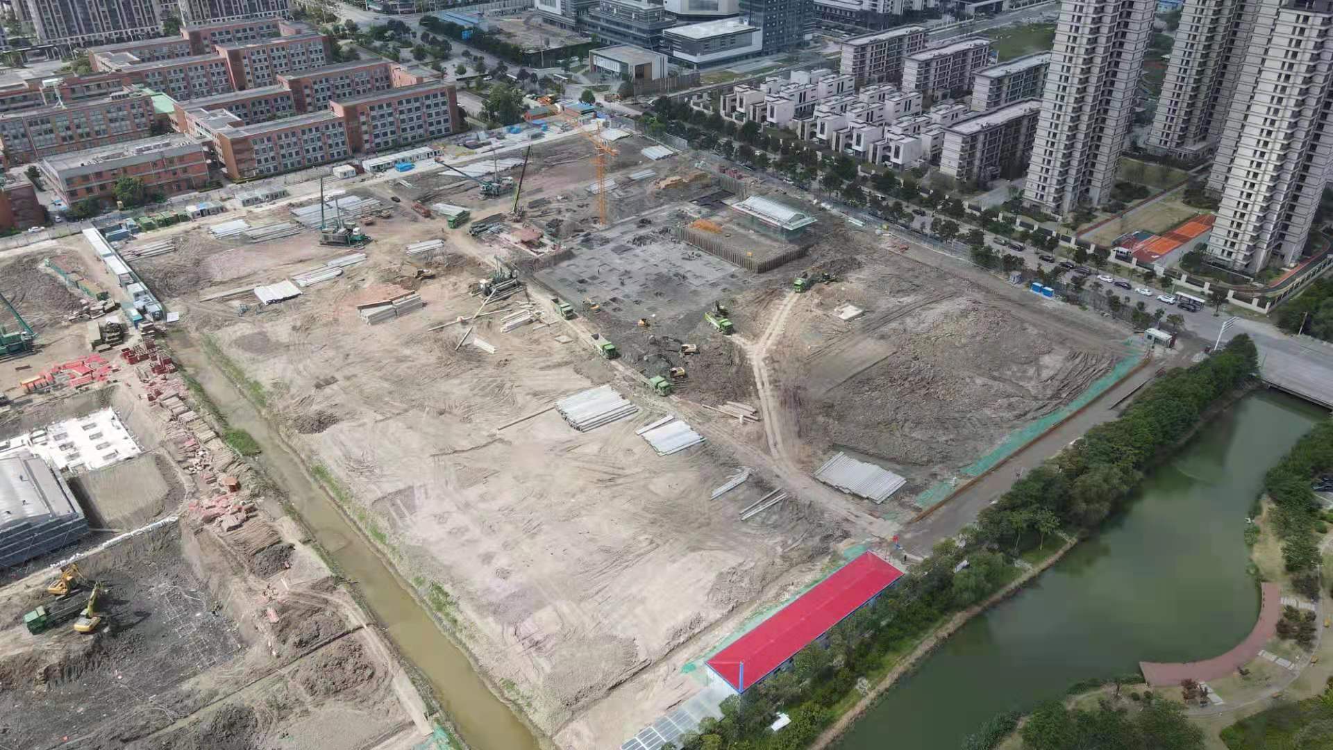 我們是一家集工業(yè)與民用建設、安裝、裝修裝飾、地基與基礎、大型土石方、市場(chǎng)開(kāi)發(fā)為一體的施工總承包企業(yè)。